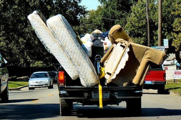 В Петербурге работает несколько бесплатных служб вывоза тяжелых ненужных вещей. Они без затрат для кошелька вывезут все, что так трудно самим выкинуть на свалку: тяжелые чугунные ванны, батареи, старые холодильники типа «Зил», сломанные стиральные машинки, железные двери, газовые и электрические плиты.&nbsp;