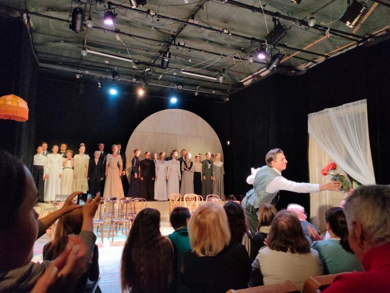 Освоить творческую профессию, раскрыть навыки артиста, избавиться от зажимов и стеснения — для актерских курсов нет ничего невозможного. Здесь учат сценическим движениям, погружению в образ, импровизации, правильной и красивой речи. Питер Online собрал подборку театральных студий, которые пробудят в вас талантливого актера.