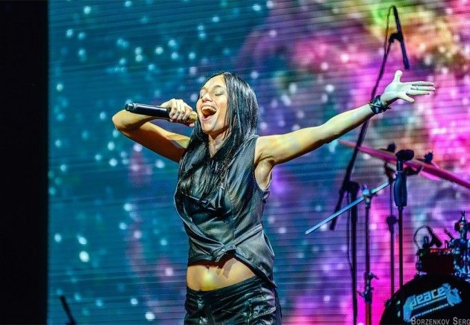 u041cu0430u0440u0430 u0434u0430u0441u0442 u0431u043eu043bu044cu0448u043eu0439 u043bu0435u0442u043du0438u0439 u043au043eu043du0446u0435u0440u0442 u0432 u041fu0435u0442u0435u0440u0431u0443u0440u0433u0435