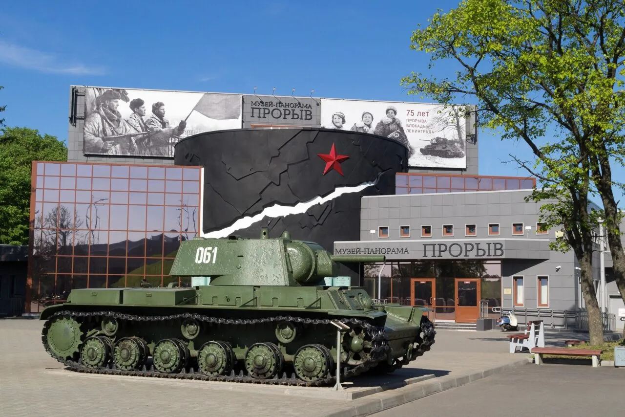 Здание музея-панорамы Прорыв блокады Ленинграда в Кировске с танком КВ у входа