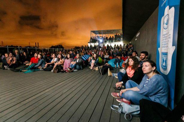 В ночь с 7 на 8 июля в Петербурге на крыше дома на канале Грибоедова&nbsp;будут бесплатно показывать кино. Организаторы,&nbsp;Израильский Культурный Центр «Натив» будут показывать национальные фильмы, в числе которых&nbsp;художественный фильм «Женский балкон», предоставленный Генеральным консульством Государства Израиль.