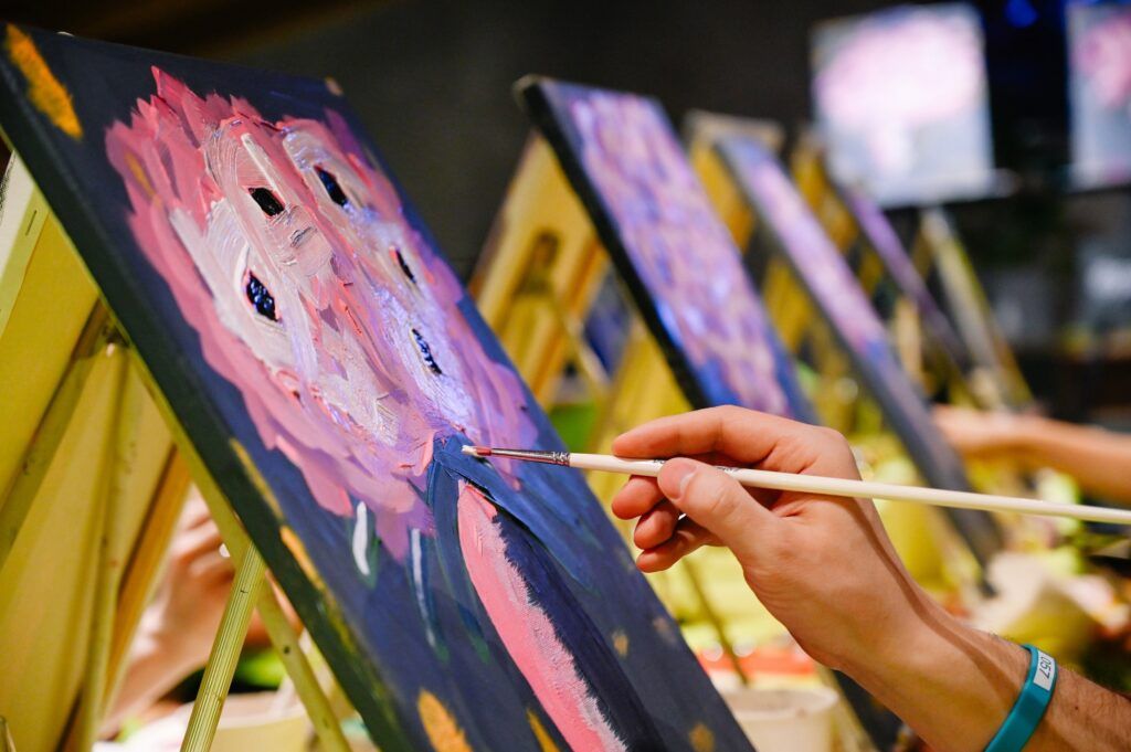 В сердце творческого объединения Painty скрывается мир неограниченных возможностей для любителей искусства: от погружения в медитативный процесс создания абстрактных шедевров в формате «Флюид-арт» до увлекательных сессий «Wine & Art», где каждый мазок кисти сопровождается изысканными вкусами вин, отобранных профессиональным сомелье.