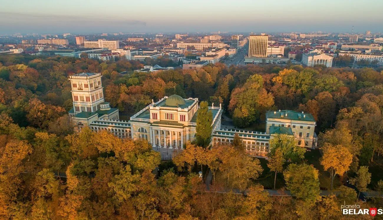 Проект «Ленфильм-парк» представляет собой киногород, объединяющий кинопроизводственные и складские помещения, павильоны, натурные съемочные площадки и развлекательно-интерактивную зону. Всё это будет размещено в пределах нового многофункционального квартала «Югтаун».