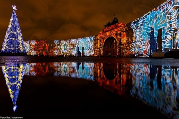 u041du0430 u0444u0430u0441u0430u0434u0430u0445 u0414u0432u043eu0440u0446u043eu0432u043eu0439 u043fu043eu043au0430u0436u0443u0442 u043du043eu0432u043eu0433u043eu0434u043du0435u0435 3D u0448u043eu0443