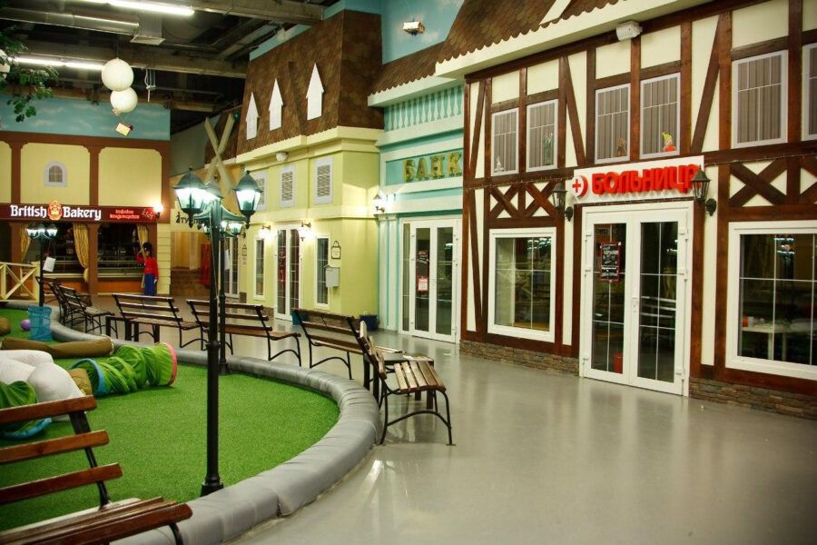 Интерактивный город профессий КидБург, где дети могут попробовать разные профессии