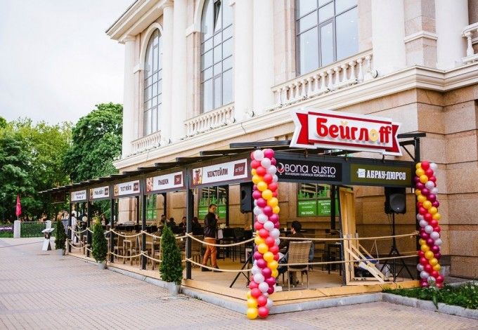 u0412 u041fu0435u0442u0435u0440u0431u0443u0440u0433u0435 u043eu0442u043au0440u044bu043bu0430u0441u044c u043bu0435u0442u043du044fu044f u0442u0435u0440u0440u0430u0441u0430 u0441u043e u0441u0432u0435u0436u0438u043cu0438 u0431u0443u043bu043eu0447u043au0430u043cu0438 u0438 u0447u0443u0434u0435u0441u043du044bu043c u0432u0438u0434u043eu043c u043du0430 u043fu0430u0440u043a