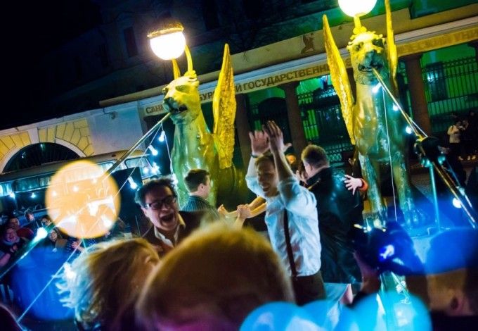 u0412 u041fu0435u0442u0435u0440u0431u0443u0440u0433u0435 u043du0430 u043cu043eu0441u0442u0430u0445 u0443u0441u0442u0440u043eu044fu0442 u043au043eu043du0446u0435u0440u0442u044b u0438u0437u0432u0435u0441u0442u043du044bu0445 u0433u0440u0443u043fu043f