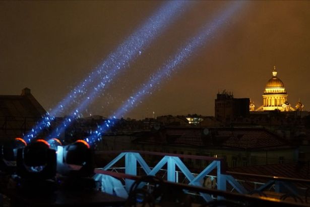 В ночь с 20 на 21 мая небо в разных частях Санкт-Петербурга пронзили разноцветные лучи света. Необычное событие могли видеть жители Василеостровского, Адмиралтейского, Приморского, Курортного, Петродвордорцового и других районов города.&nbsp;