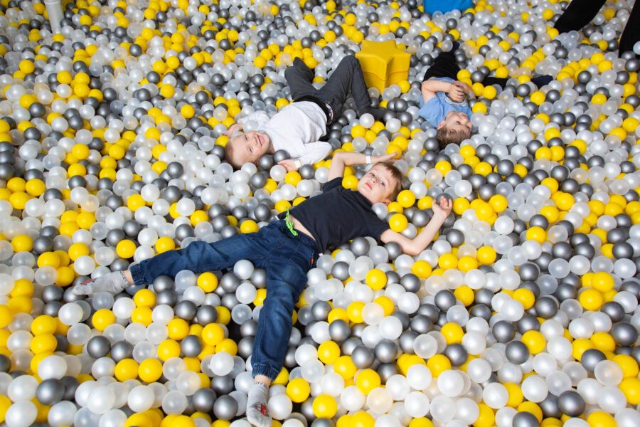 Парки аттракционов, интерактивные музеи, игровые центры, детские театры, кафе с анимацией, батутные парки и контактные зоопарки – куда сходить с ребенком в Петербурге? В подборке 114 мест для семейного отдыха.