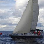 По устью Невы и Финскому заливу на большой парусной яхте, наблюдая с кормы огромные лайнеры и прекрасные виды Петербурга и окрестностей — вот так предлагают горожанам и гостям города провести выходные.  4 часа прогулки по водным широтам близ Петербурга на большой парусной яхте, обойдутся 1500 рублей с человека. И это того стоит.