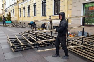 Рестораторы Невского получили рекомендацию убрать летние террасы до старта сезона 16 апреля — потери до 30% сезонной выручки.