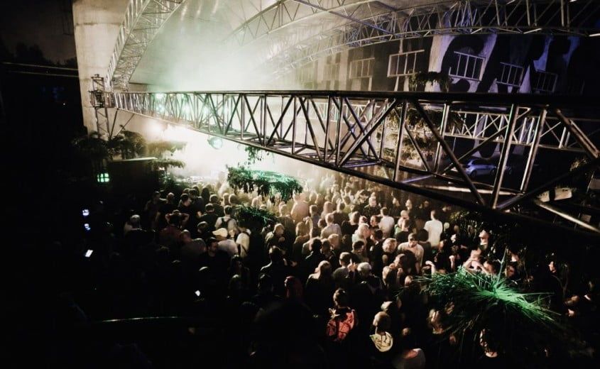 В этом году расписание фестиваля расширено до трёх дней и включает в себя пул параллельных активностей на важных городских площадках в ходе всего викенда: концерт-открытие, образовательные сессии, официальное afterparty и другие мероприятия под эгидой Present Perfect.&nbsp;