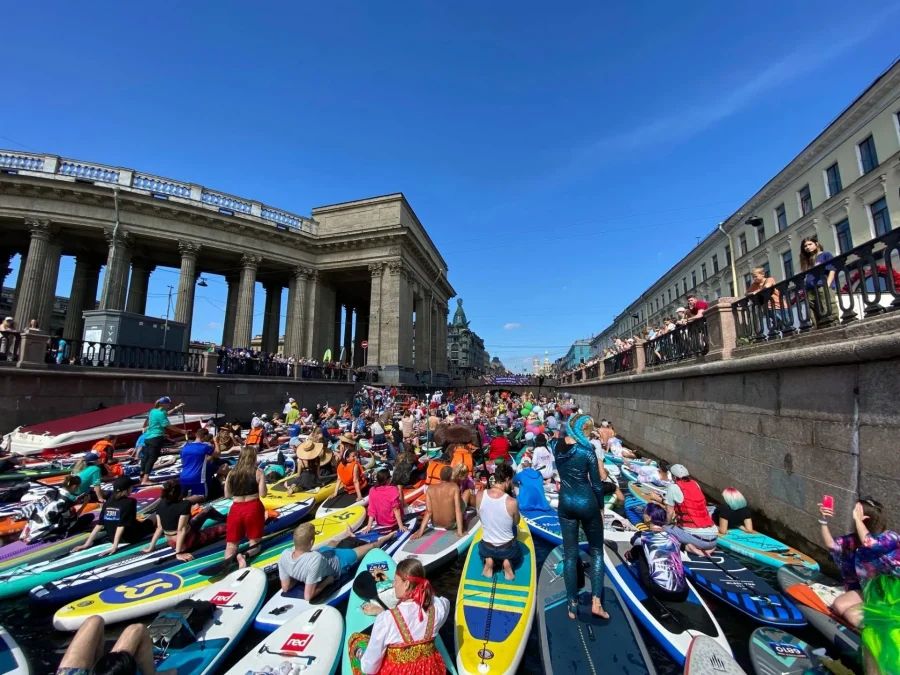 SUP-серферы на фоне Казанского собора во время белых ночей