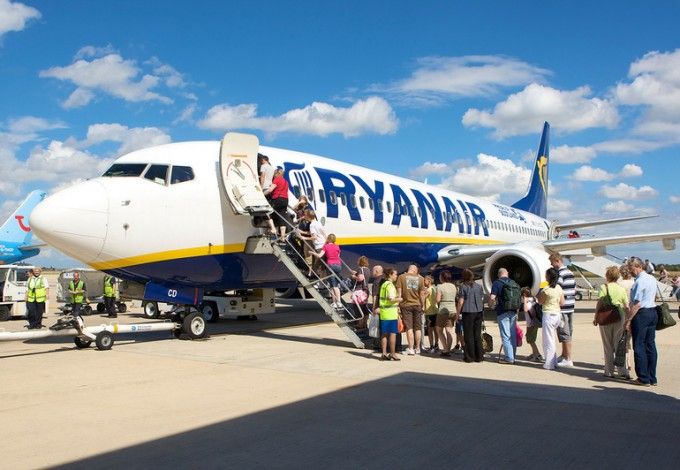 Возможно, совсем скоро петербуржцы смогут летать в Европу по низкой цене. В данный момент ведутся переговоры о передаче военного аэродрома в Сиверском администрации Ленобласти для того, чтобы организовать там аэропорт-лоукостер.