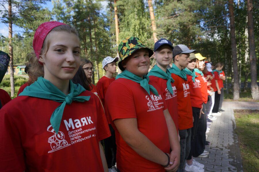 Территория лагеря Маяк с современными корпусами и спортивными площадками в сосновом лесу
