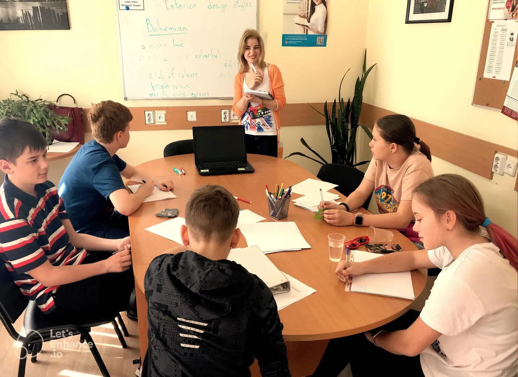 Групповое занятие иностранным языком в центре Ай Класс