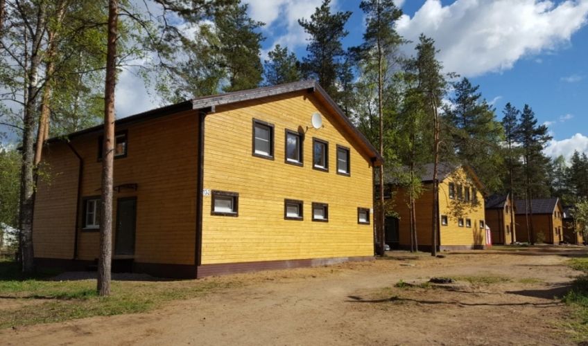 Территория базы отдыха Связист с видом на жилые корпуса и инфраструктуру