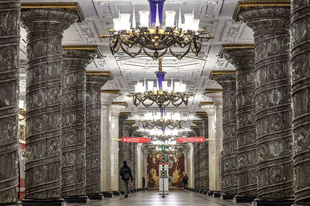 Путешествие вокруг станции метро «Автово» откроет множество удивительных и интересных мест, которые раньше были незаметны глазу: аристократические усадьбы, памятник блокадному трамваю и даже готический дом с приведениями.