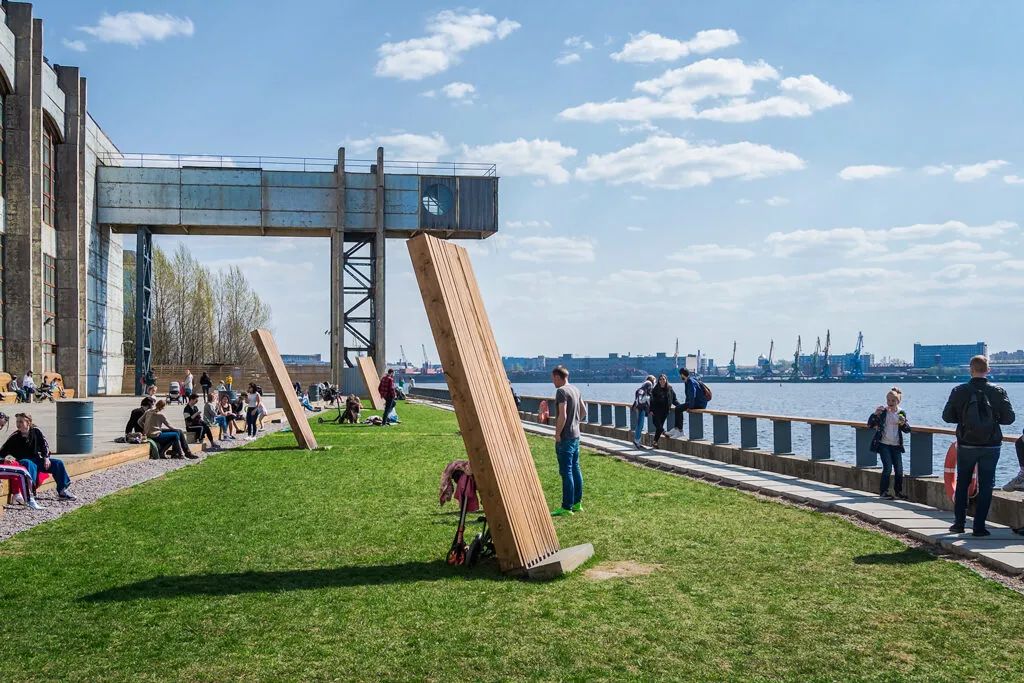 В этом году фестиваль посвятили&nbsp;художникам и их фильмам. В ближайший уик-енд покажут&nbsp;любимую картину Бергмана&nbsp;—&nbsp;«Мокьюментари»,&nbsp;немые ленты под аккомпанемент петербургских музыкантов и мультфильмы для детей.