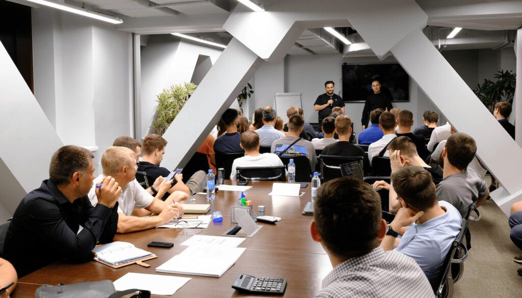 Бизнес-клубы Петербурга становятся настоящим магнитом для амбициозных предпринимателей, жаждущих новых высот в своем деле. Современные бизнесмены активно вступают в эти престижные сообщества, чтобы расширить круг полезных знакомств, найти источник вдохновения и открыть двери к перспективным коллаборациям.