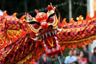 Большой танцующий дракон из Поднебесной пролетит по улица Санкт-Петербурга, а после под открытым небом разыграется спектакль, в котором зрители смогут принять участие.