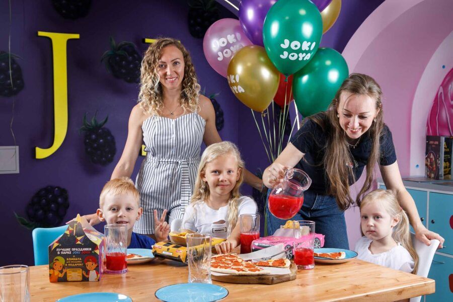 Дети играют на домашнем празднике