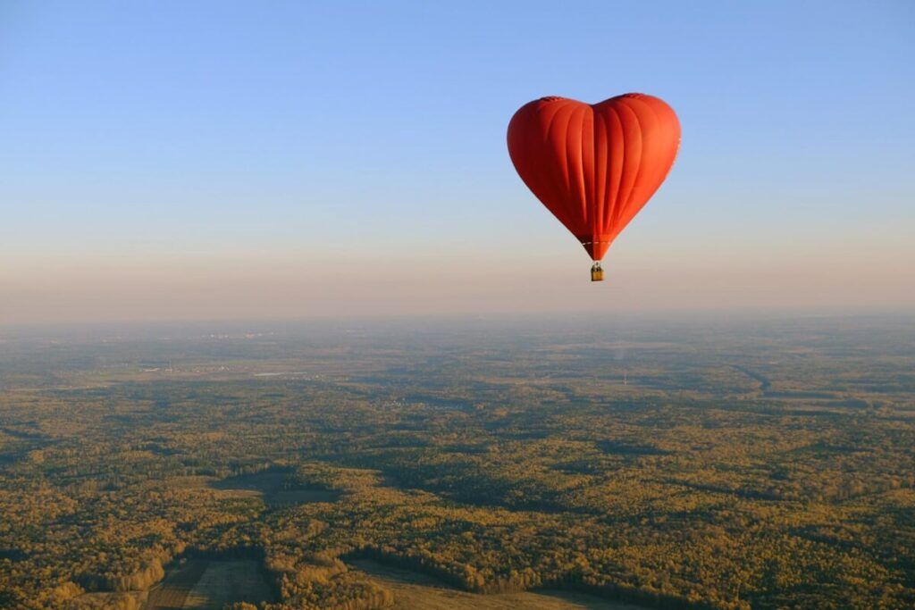Посмотреть на звезды, прогуляться по красивому парку или загадать желание у волшебного памятника – подборка мест для влюбленных. Куда отправиться в Санкт-Петербурге в места полные романтики с любимой девушкой/парнем.
