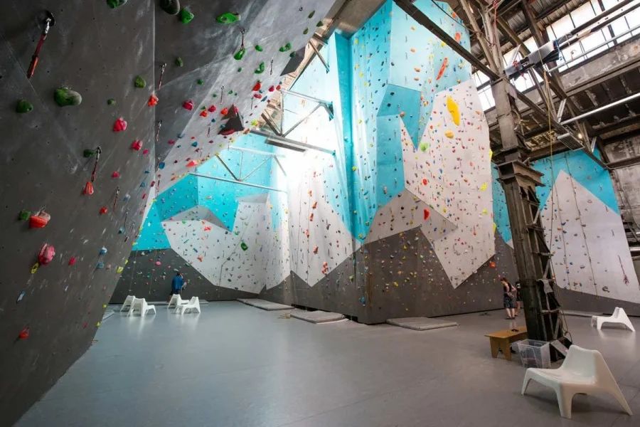 Зал скалодрома El Capitan с высокими стенами для лазания на трудность