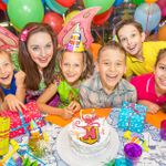 За 12 лет материнства я организовала больше 30 детских праздников дома. От первого дня рождения дочки с тремя гостями до масштабного пиратского квеста для 15 второклассников в трехкомнатной квартире. Знаете, что я поняла? Домашний праздник может быть не хуже ресторанного, а память о нем — даже ярче.