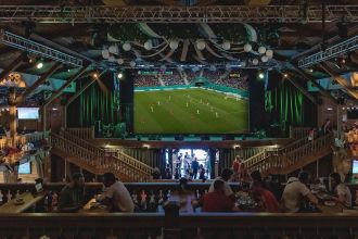 Спортбары Петербурга готовятся к главным играм сезона. 15 проверенных мест от 1000₽: гигантские фан-зоны с ревом на 1000 человек, камерные пабы для фанатов "Ливерпуля", локальные чемпионы спальных районов с 17 экранами.