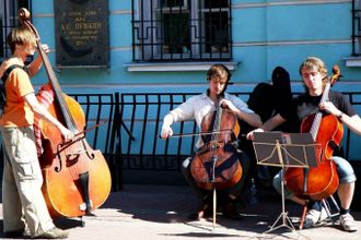 В последнее воскресенье сентября Манежная площадь, Невский проспект, Итальянская, Караванная, Кленовая улицы и многие другие улицы наполняться причудливой полифонией музыкальных инструментов и голосов. Около сотни артистов и различных коллективов наполнят город энергией живого звучания в абсолютно разных стилях, но с неизменным позитивным посылом.
