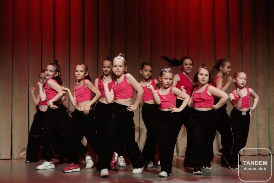 Освоить уличный хип-хоп, избавиться от скованности и стеснения, научиться чувствовать музыку, развить гибкость и стать настоящей звездой танцпола — 15 танцевальных студий для детей в Петербурге, где есть опытные и талантливые хореографы, уютная атмосфера и индивидуальный подход. От современного и энергичного брейк-данса до изящного и грациозного классического балета.