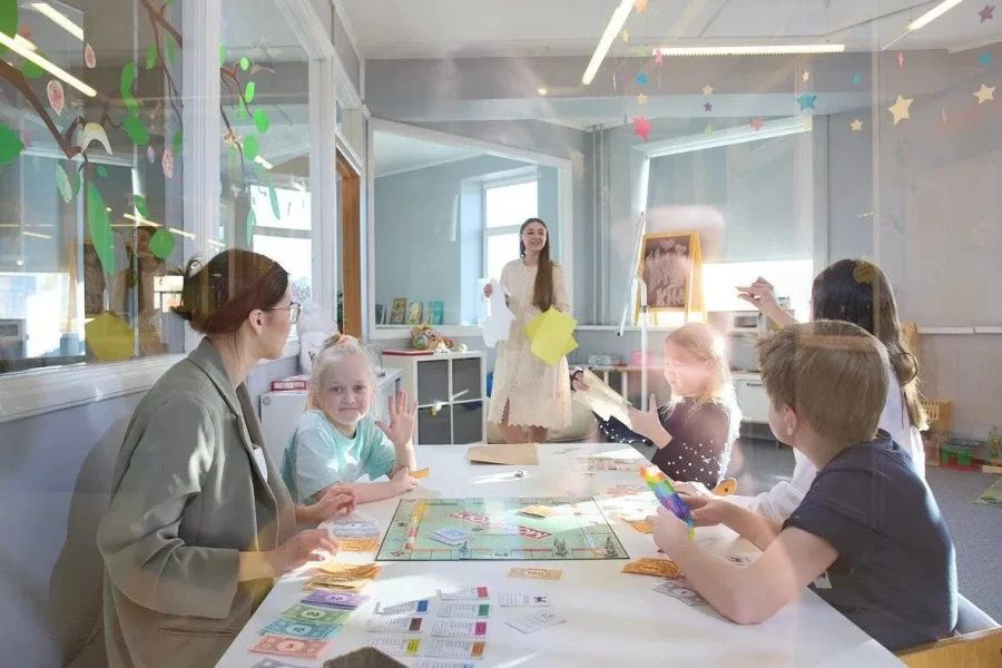 Инновационные учебные пространства школы ИндиКид с островками для групповых занятий, зонами для отдыха и интерактивным оборудованием