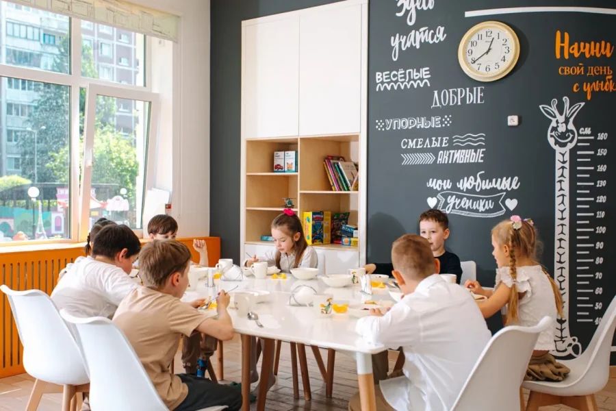 Например, в школе Priviata внимание уделяется игровым подходам и развитию критического мышления и креативности. Лицей «Паскаль» и школа «Аксон» подчеркивают важность индивидуального подхода и всестороннего развития учеников. В школе «Деловая волна» сочетаются российские и британские образовательные стандарты, а «Тет-А-Тет» привлекает сильным акцентом на творчество и искусства, в то время как «Артхелло Атлас» привлекает полным учебным днем до 19:00 и собственным бассейном. Эти и другие частные школы Петербурга обеспечивают высокий уровень обучения и подготовку к современной жизни.