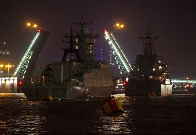 u0412u043eu0435u043du043du044bu0435 u043au043eu0440u0430u0431u043bu0438 u043fu0440u043eu0439u0434u0443u0442 u043fu043e u041du0435u0432u0435 u043du043eu0447u044cu044e