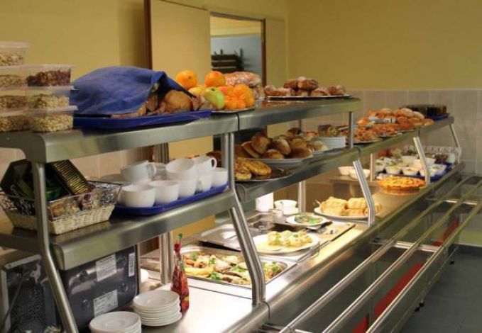 Интерьер кафе-столовой на Невском проспекте с просторным залом и линией раздачи