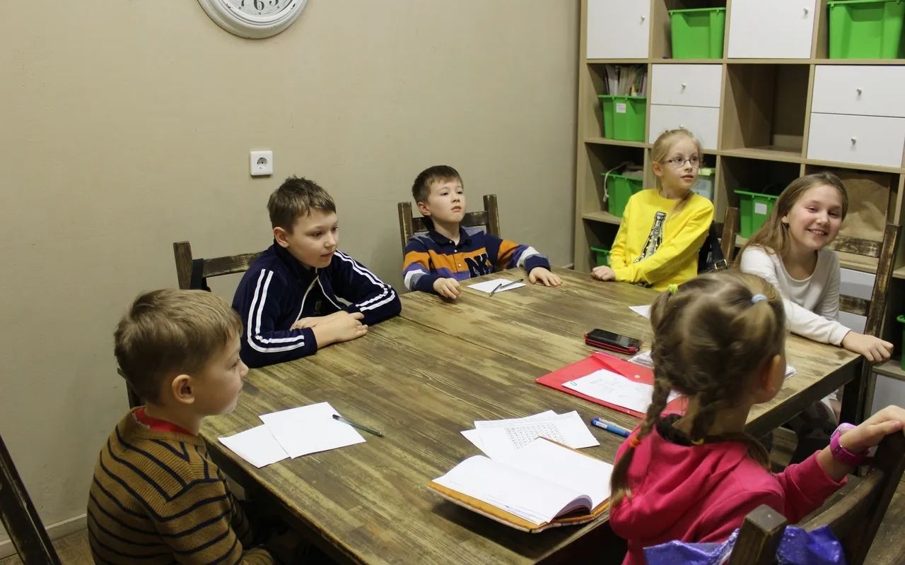 Метод Васильевой у канала Грибоедова, каллиграфия в IQ007, индивидуальные курсы Schoolford и малые группы Ave Lingva — от 4 лет.