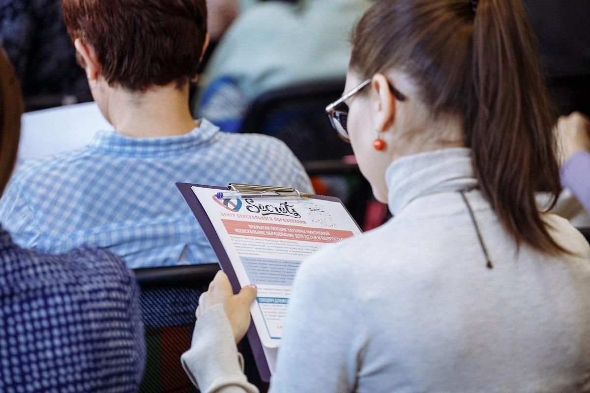 В Петербурге 30 июня пройдет мероприятие — альтернатива футболу для девушек — «Женская лига». «Из-за&nbsp;Чемпионата Мира по футболу девушки страдают от недостатка внимания», — считают организаторы события. Поэтому они решили научить девушек тому, как&nbsp;раскрыть в себе богиню и заставить любимого с нетерпением ждать окончания тайма.