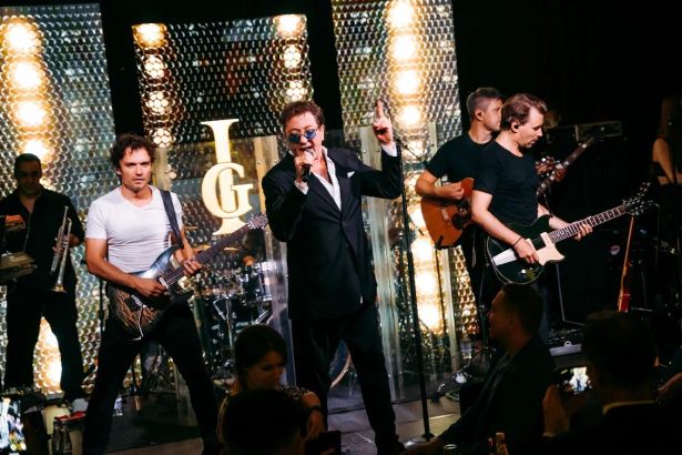 Караоке в Петербурге — это не просто развлечение, а целая культура, где каждый может стать звездой сцены на одну ночь. От роскошных клубов с профессиональным звуком до уютных баров с душевной атмосферой — город предлагает места для любого настроения и бюджета. Мы собрали 15 лучших караоке-клубов, где качественный звук сочетается с отличным сервисом, а каждый вечер превращается в незабываемое шоу.