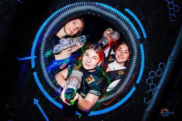 Превратиться в космического десантника или городского снайпера? В Петербурге работает 15+ лазертаг-арен с ценами от 300₽. Собрали все адреса, актуальные тарифы и особенности каждого клуба — от семейных центров до тактических полигонов.