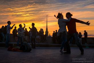 Провести время на улице с пользой для настроения и тела можно без потерь для кошелька. «Питер Online» собрал подборку интересных площадок для занятий танцами, йогой, бегом и фитнесом, которые можно посетить бесплатно.