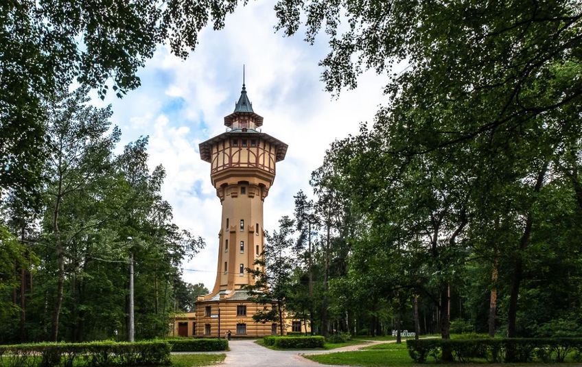 Историческая гидробашня Политехнического университета, известная как 'Башня Саурона' в Санкт-Петербурге