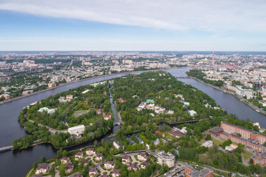 Острова занимают около 80 кв. км: Васильевский, Петроградский, Крестовский и 24 других — естественных и искусственных.