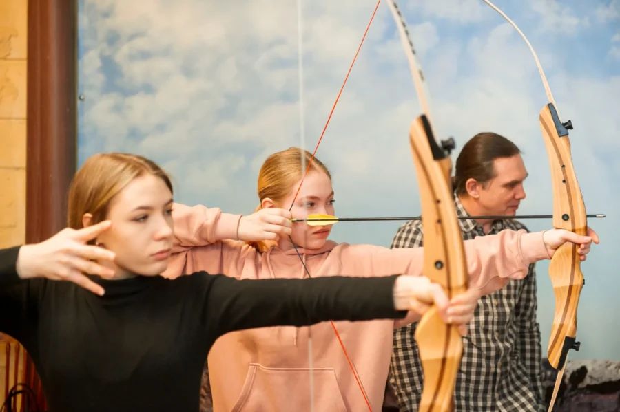 Атмосферное помещение клуба Шервуд со стрелковыми дорожками и мишенями для лучной стрельбы