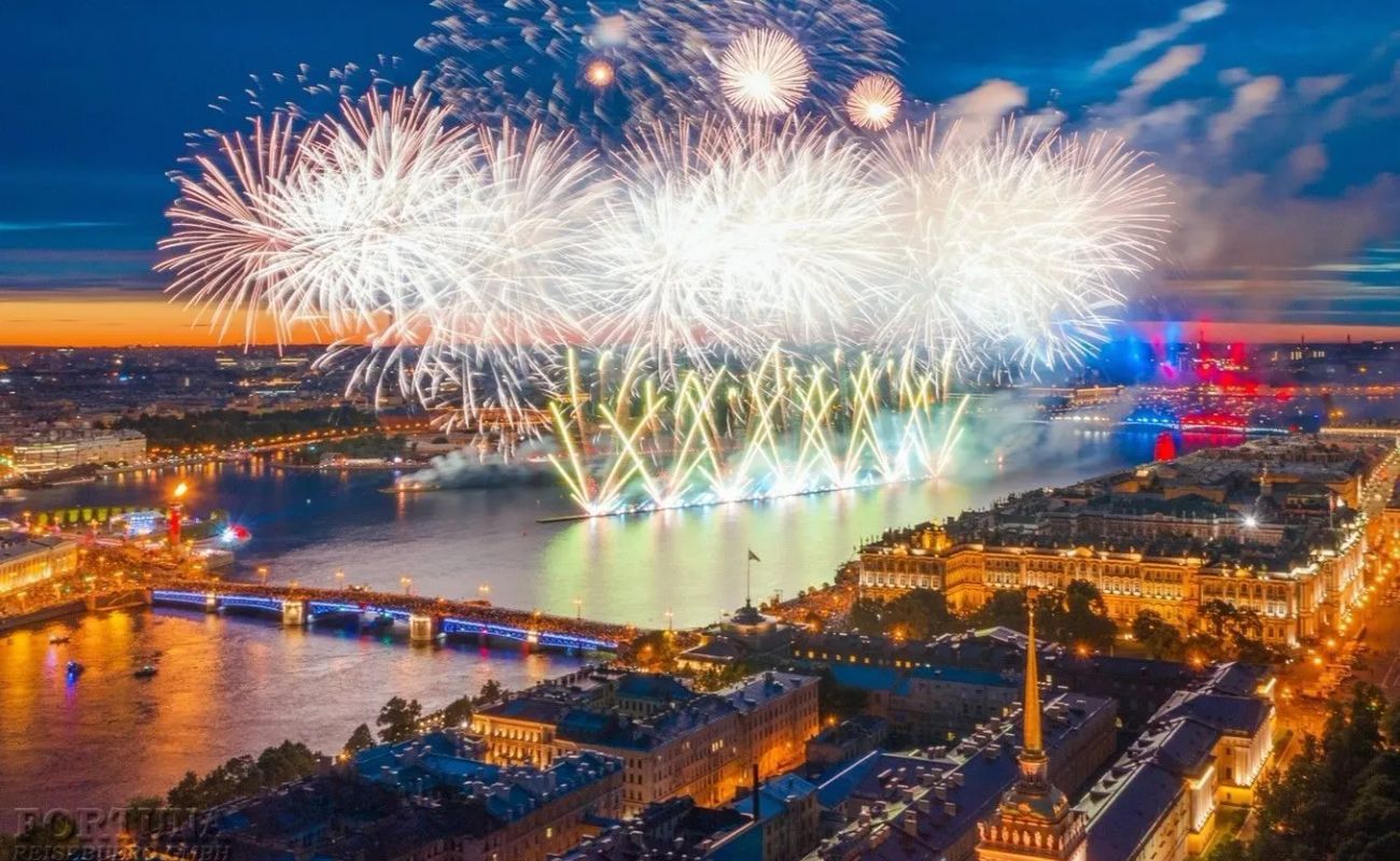 Июнь в Петербурге — это не просто месяц, а целая вселенная возможностей. Белые ночи превращают город в декорацию для счастья: от оперы под звездами до SUP-прогулок по Фонтанке.