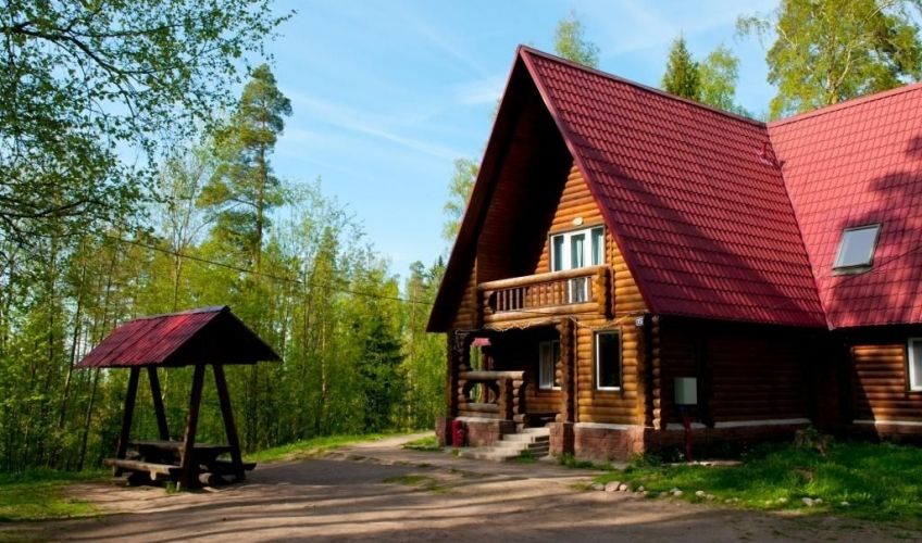 Горнолыжные склоны и коттеджи курорта Красное озеро зимой