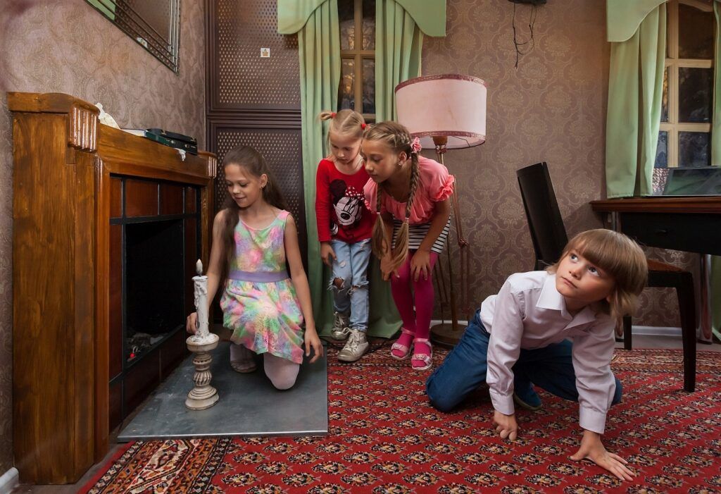 В Санкт-Петербурге представлено множество захватывающих приключенческих детских квестов, которые подарят детям незабываемые приключения. Детские квесты в СПб предлагают тематические комнаты, интерактивные задания и сложные головоломки. Независимо от возраста вашего ребенка, вы найдете здесь идеальный способ весело провести время и погрузиться в атмосферу приключений.