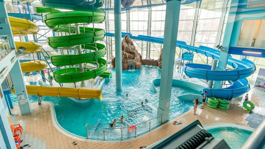 Когда хочется лета посреди зимы — на помощь придут аквапарки.Питер Online составили подборку мест, где вы сможете искупаться, прокатиться с водной горки и погреться в разнообразных саунах.