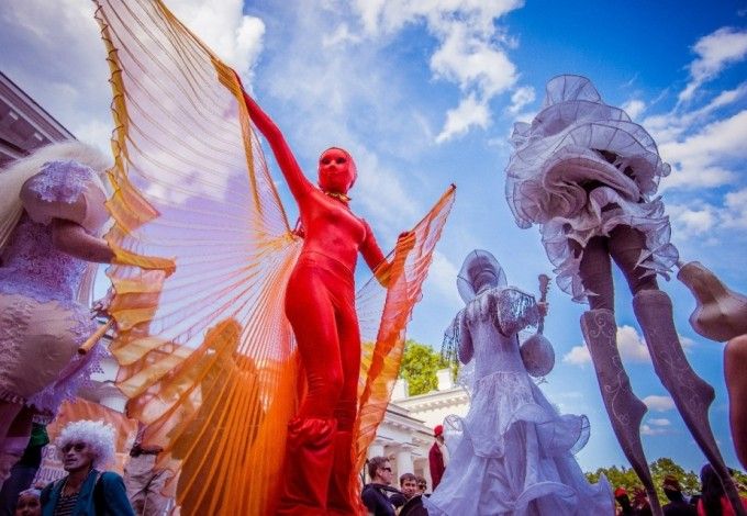 u0424u0435u0441u0442u0438u0432u0430u043bu044c u0443u043bu0438u0447u043du044bu0445 u0442u0435u0430u0442u0440u043eu0432 u043du0430 u0415u043bu0430u0433u0438u043du043eu043c u043eu0441u0442u0440u043eu0432u0435