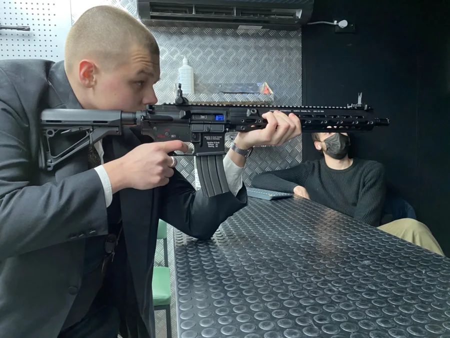 Современный интерактивный тир Game Legion с цифровыми мишенями и различными моделями страйкбольного оружия